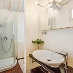 Ghirlandina Loft - In The Historic Center Of 아파트 *