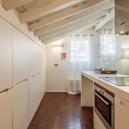 Ghirlandina Loft - In The Historic Center Of