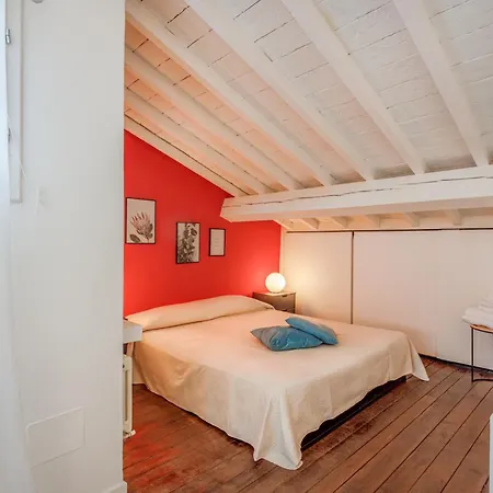 Ghirlandina Loft - In The Historic Center Of דירה